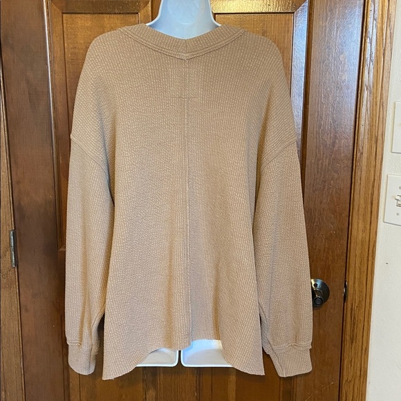 Aerie Big Hug V-Neck Waffle Sweatshirt in a brown/camel/tan Oversized Small - Picture 6 of 11